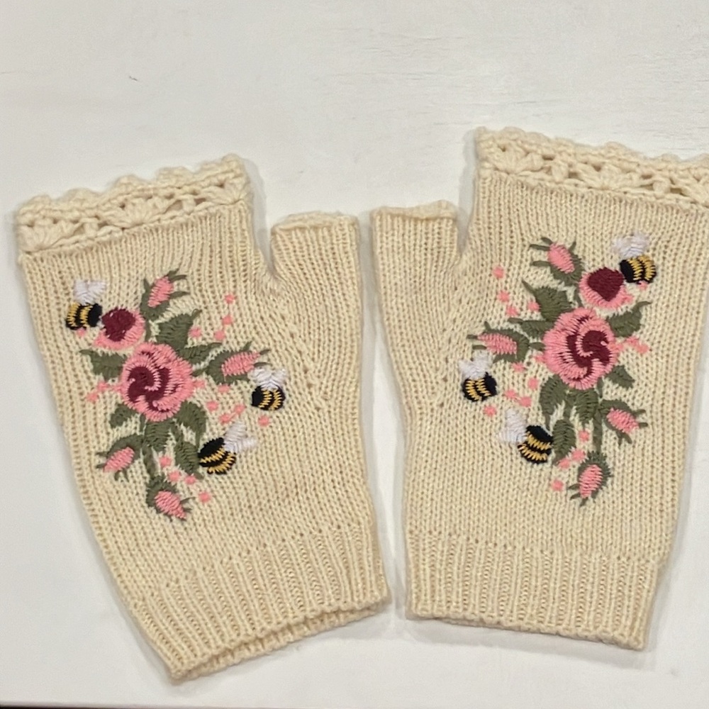 Fingerless Embroidered Crocheted Gloves - Picture 4 of 6